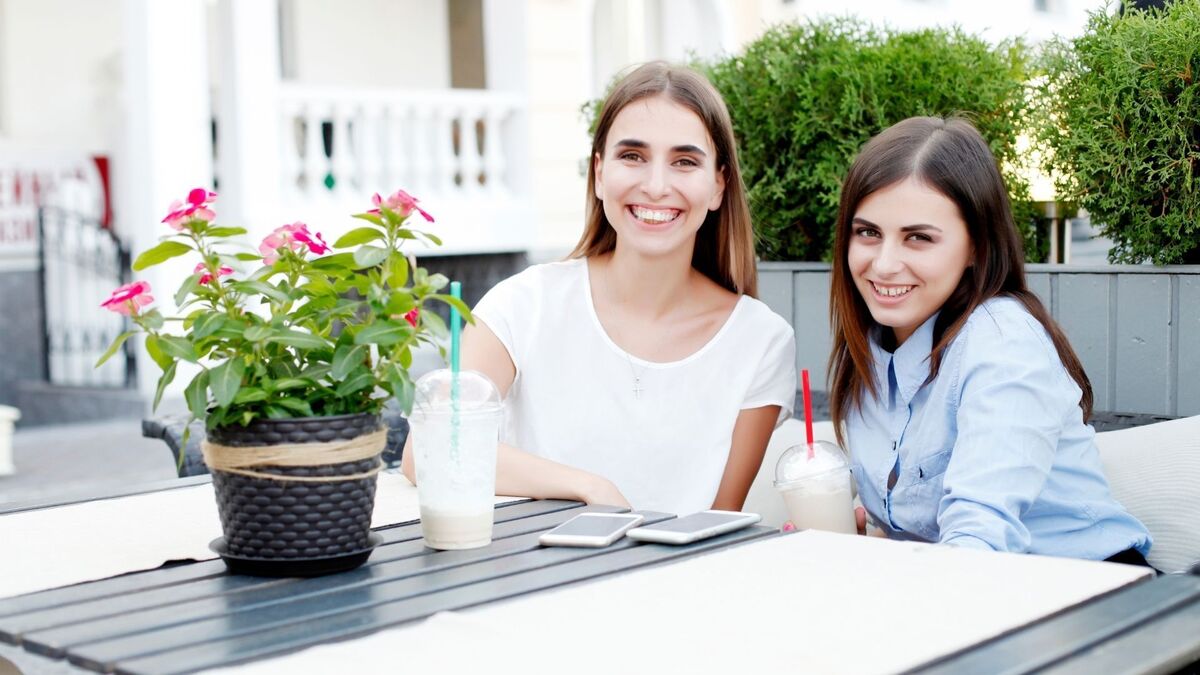 Duas mulheres sentadas na mesa.