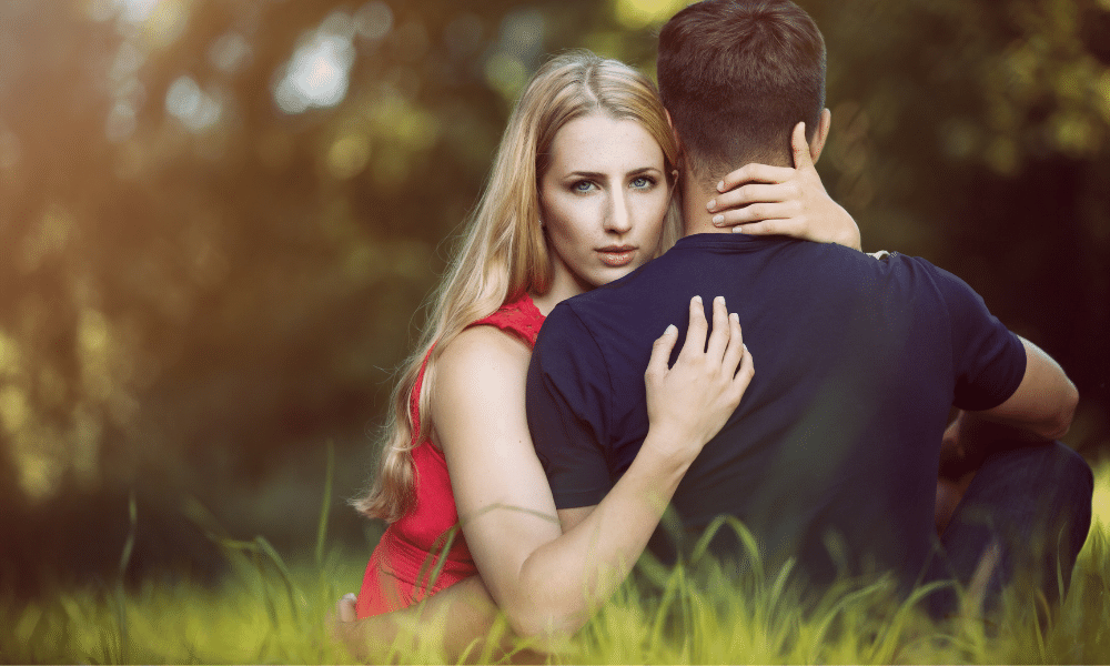 Mulher com marido olhando para  amante