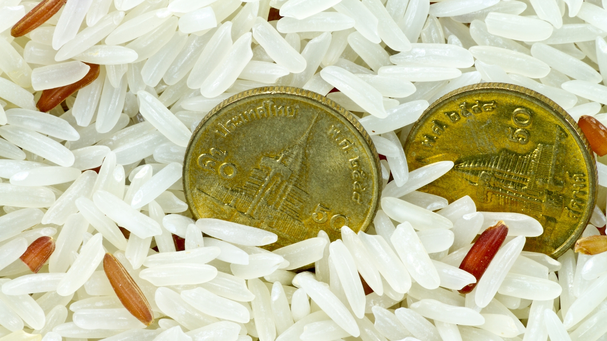 Moedas no meio do arroz.