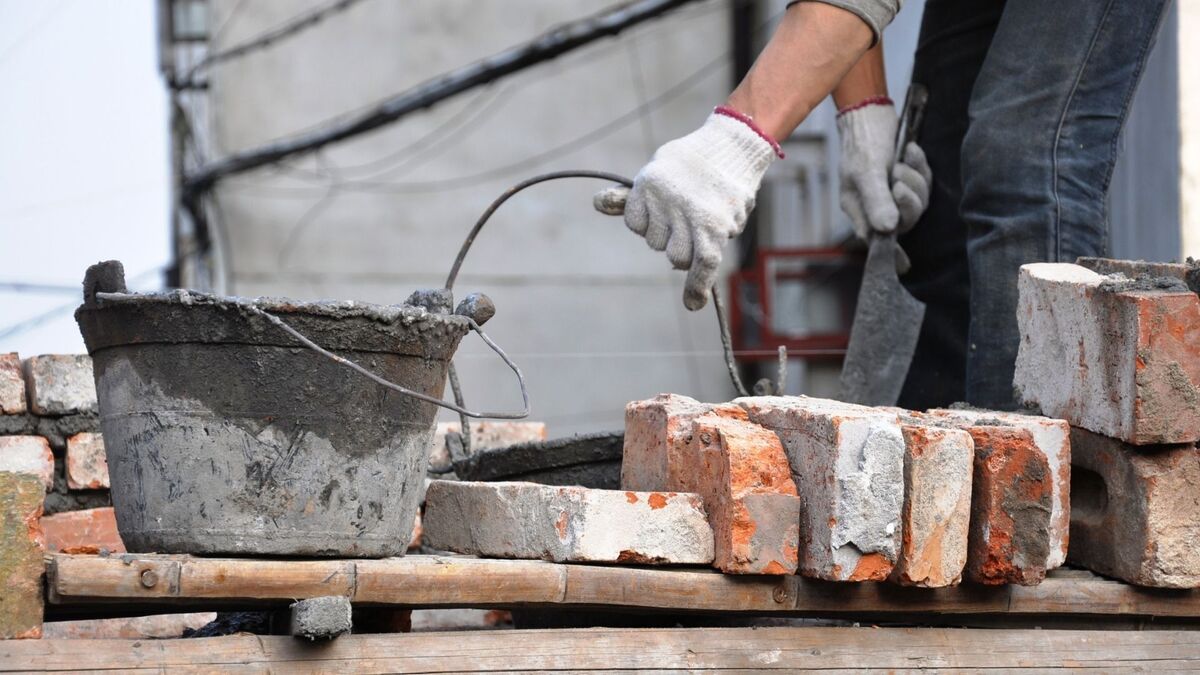 Pedreiro construindo uma casa.