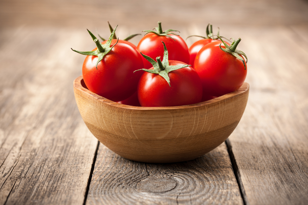 Tomates em pote de madeira