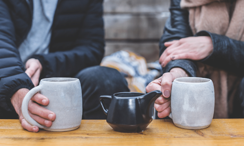 Pessoas conversando e tomando café