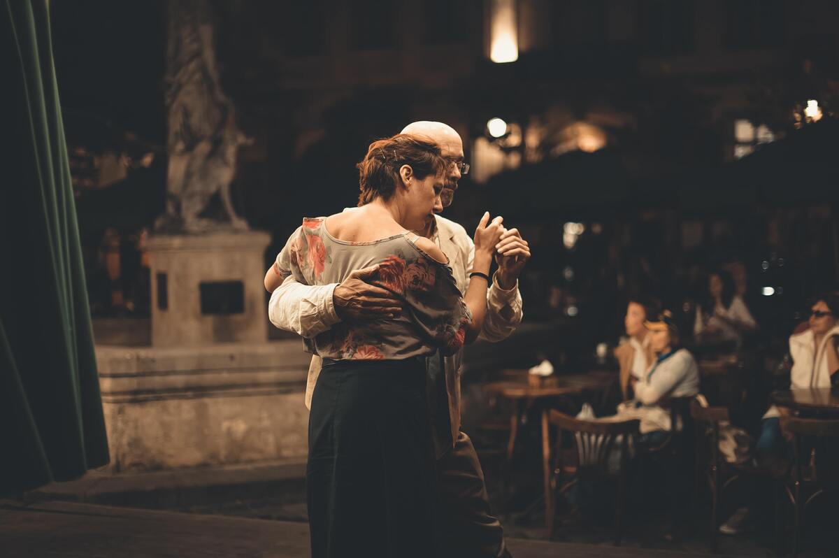 Casal abraçado dançando.