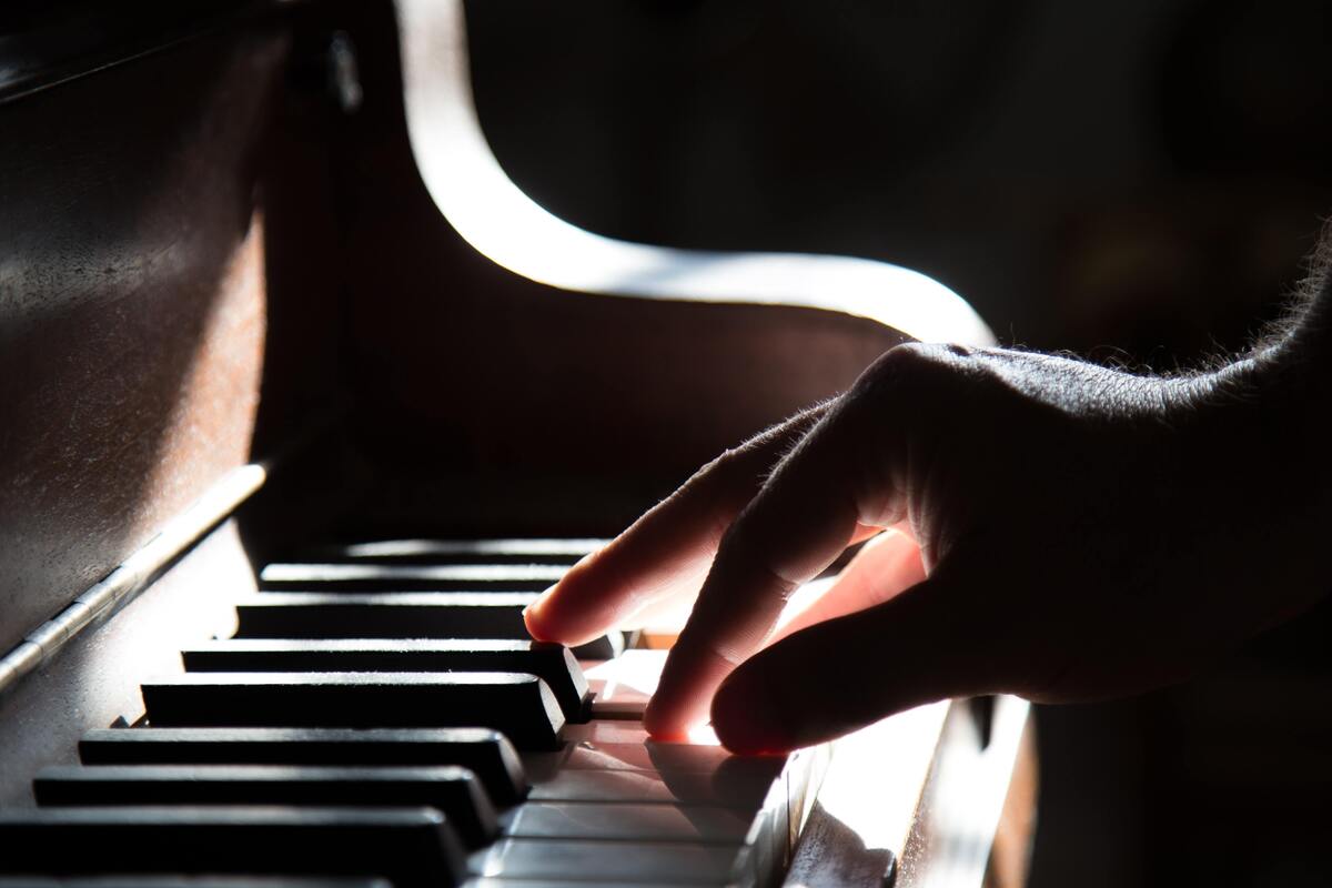 Homem tocando piano.