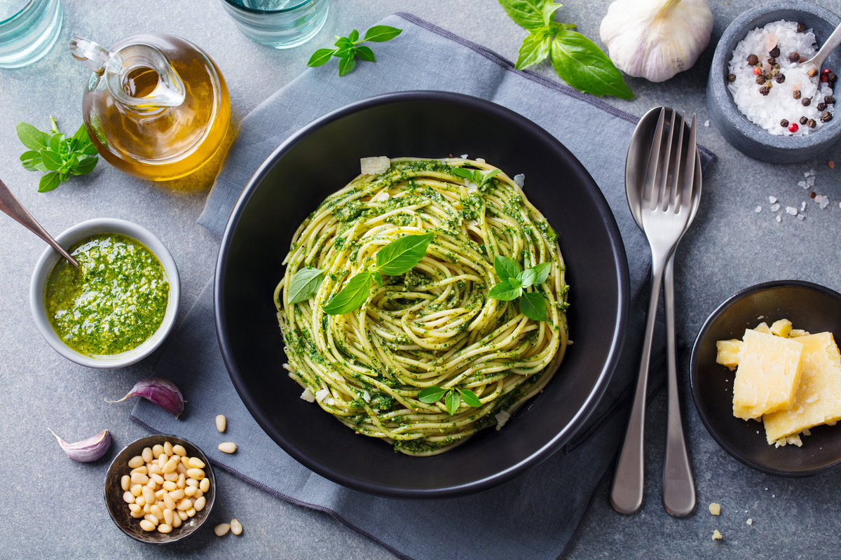 Prato com macarrão ao molho pesto