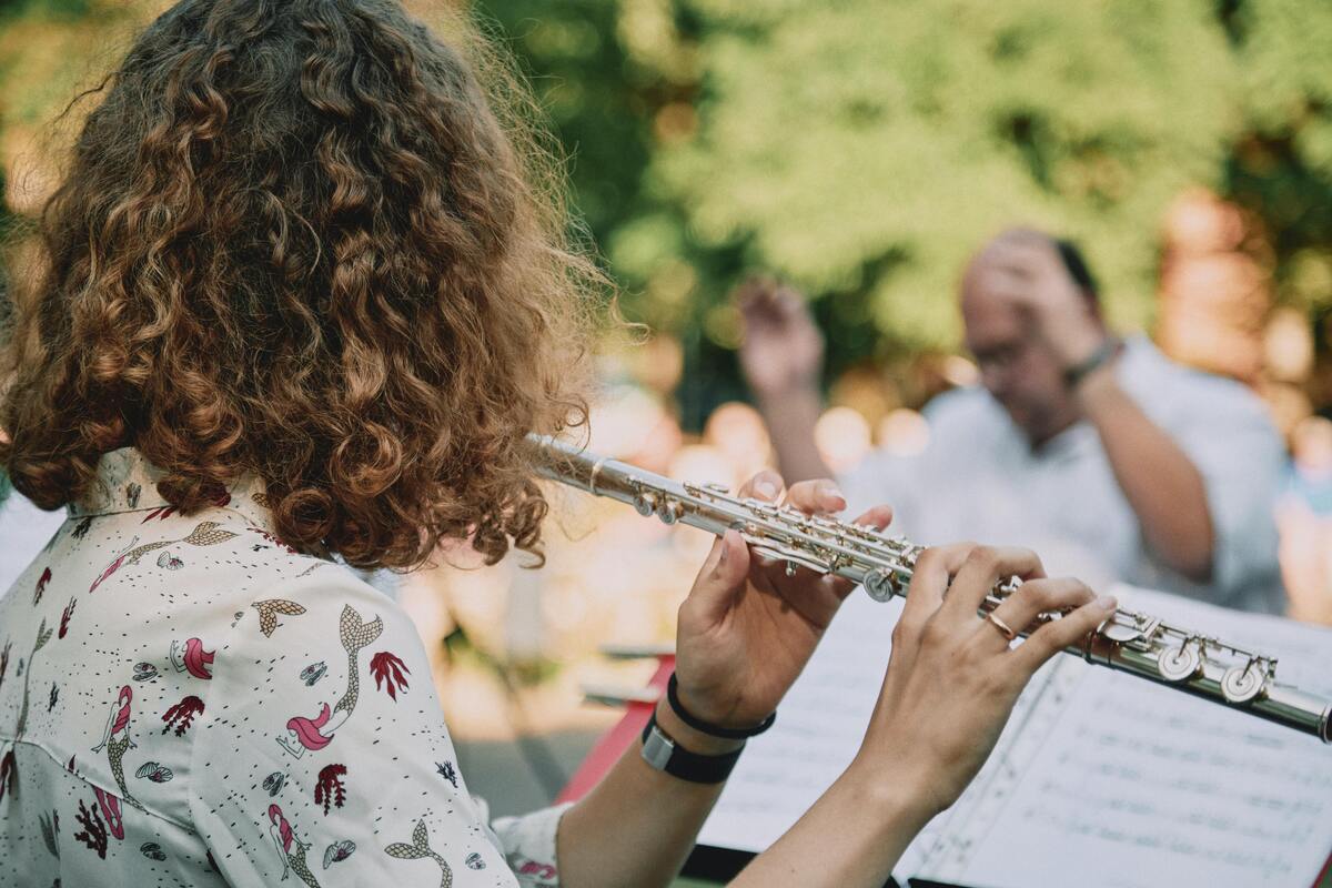 Mulher tocando flauta.