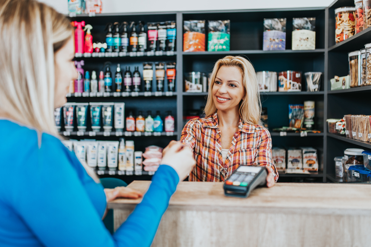 Vendedora passando vendas no cartão de crédito