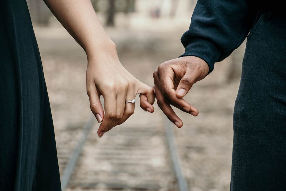 Casal de mãos dadas.