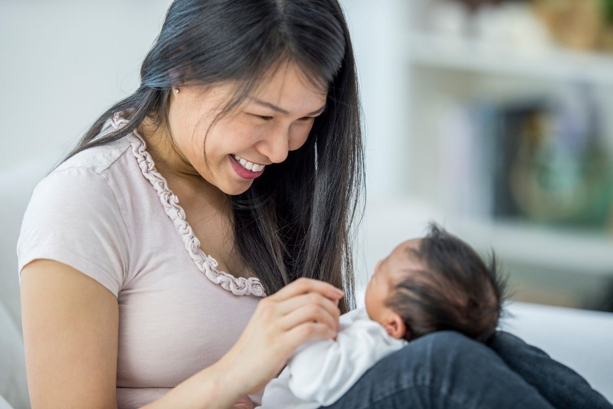 mulher com bebê no colo