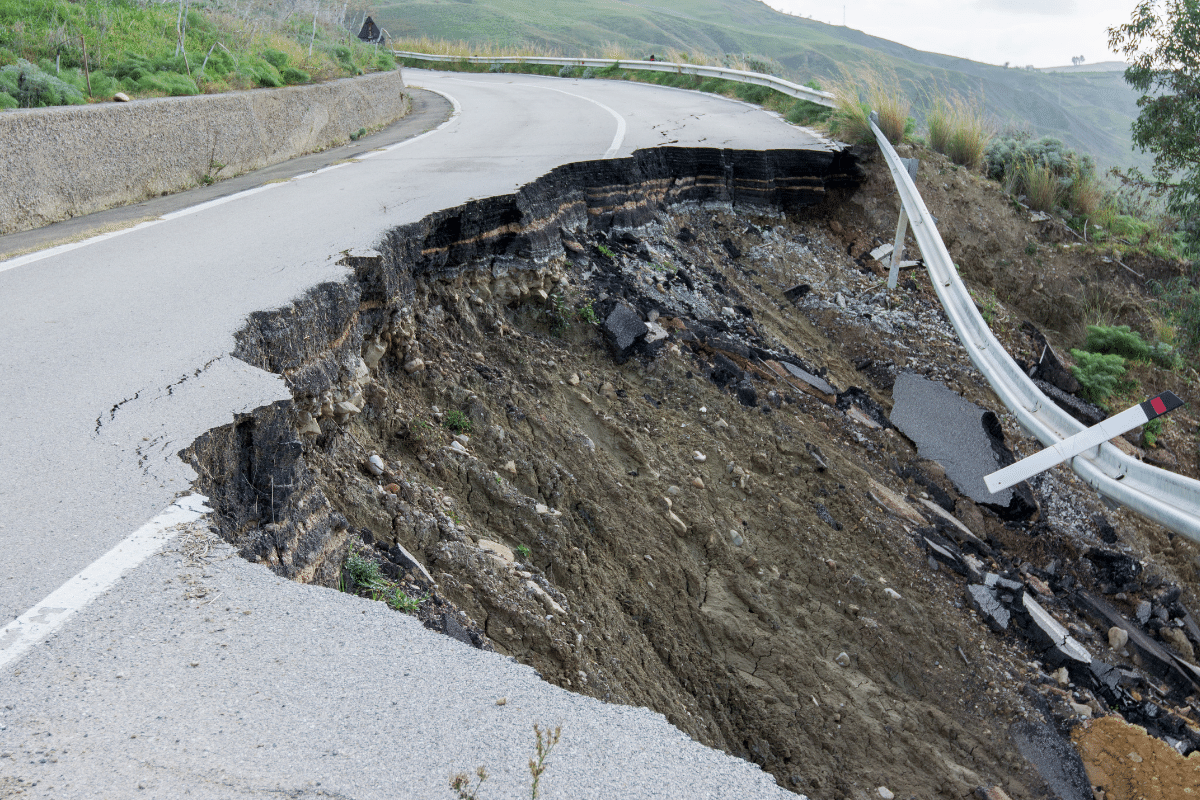 Deslizamento de terra em rodovia