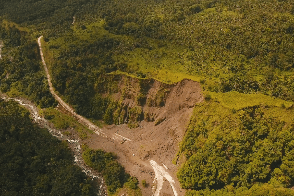 Deslizamento de terra causado pela chuva