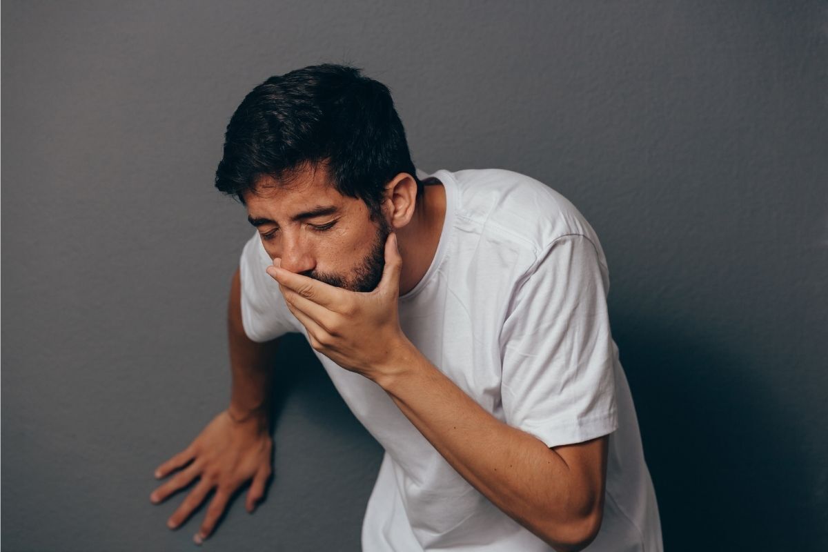 Homem engasgando e vomitando.