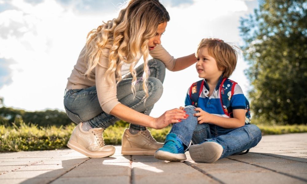 mãe com filho em perigo 