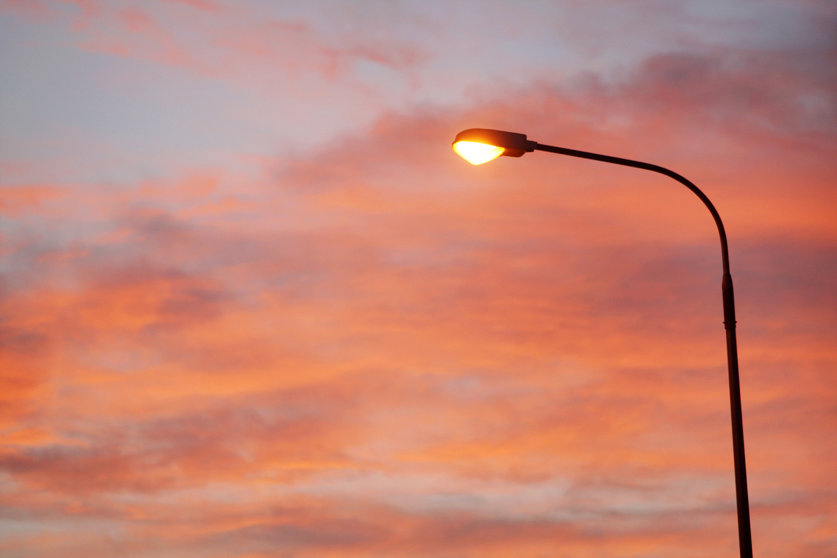 Poste aceso na luz do crepúsculo