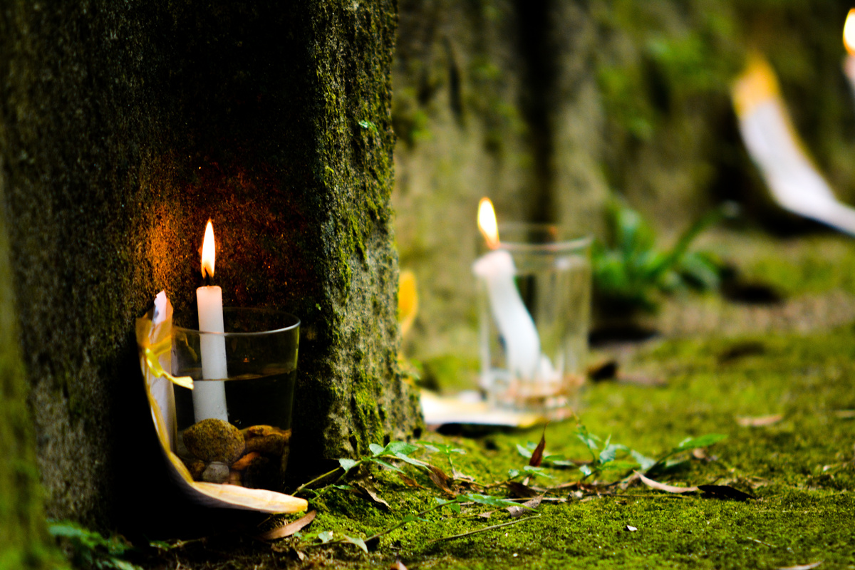 Velas acesas em oferenda.