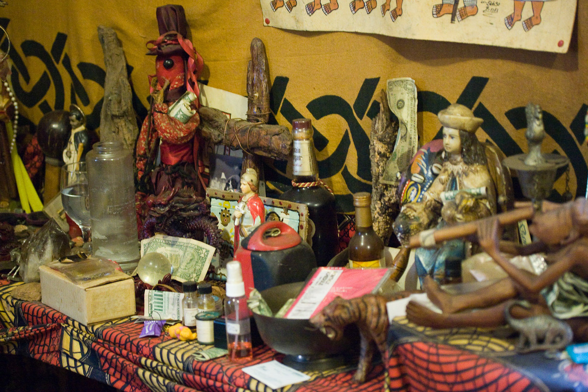 Altar de oferendas em terreiro de umbanda