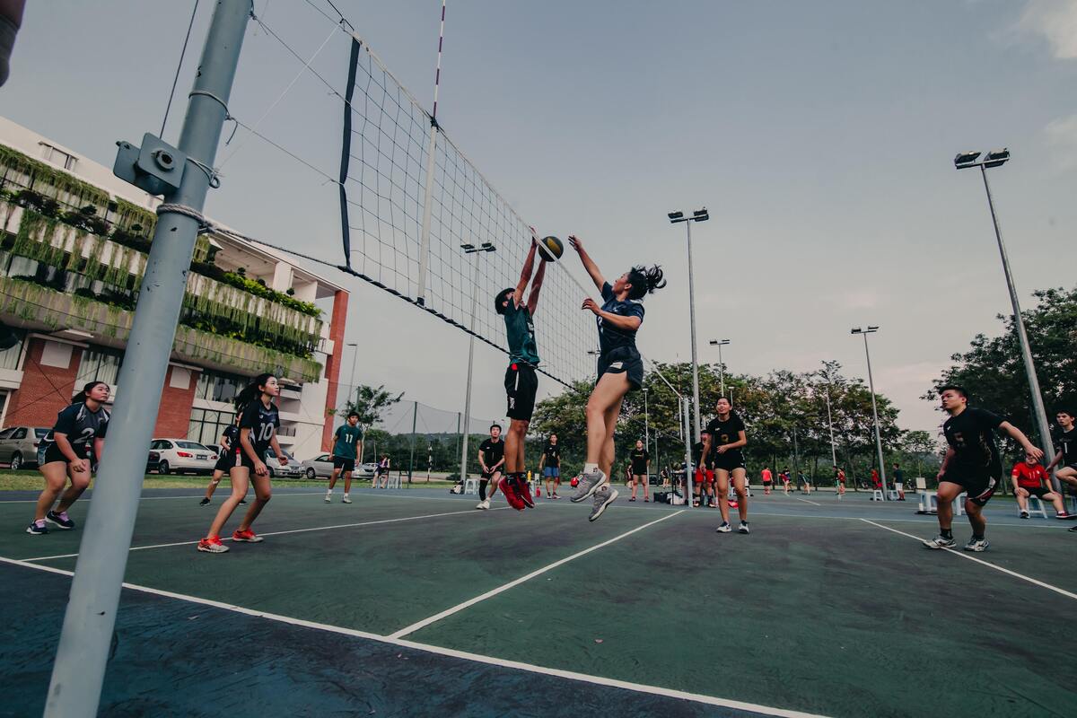 Pessoas jogando vôlei. 