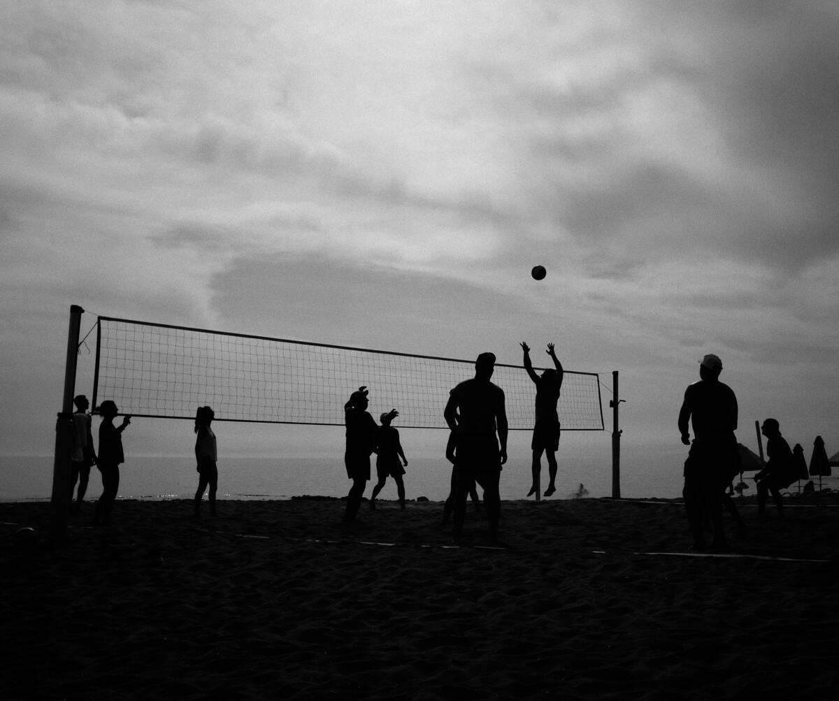 Pessoas jogando vôlei. 