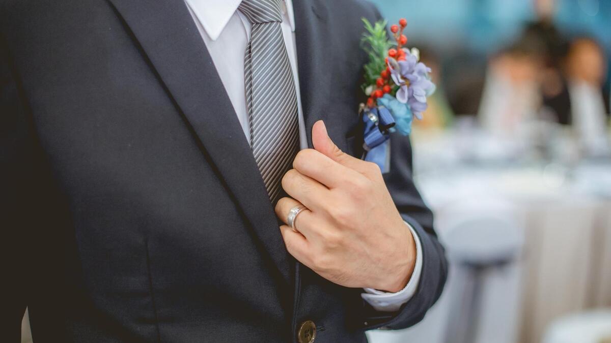 Terno e aliança de um homem se casando.