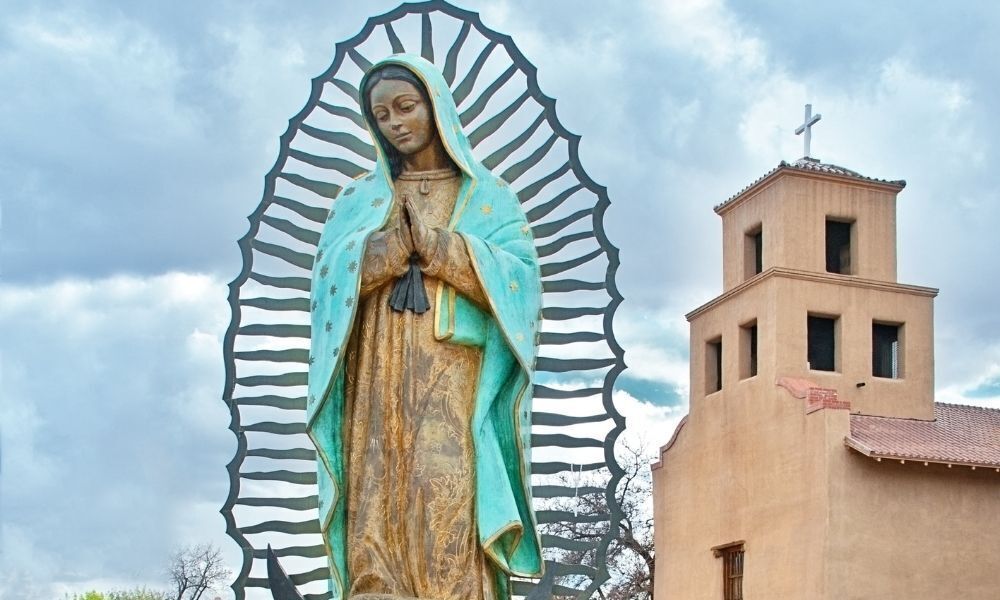 Estátua de Nossa Senhora de Guadalupe.