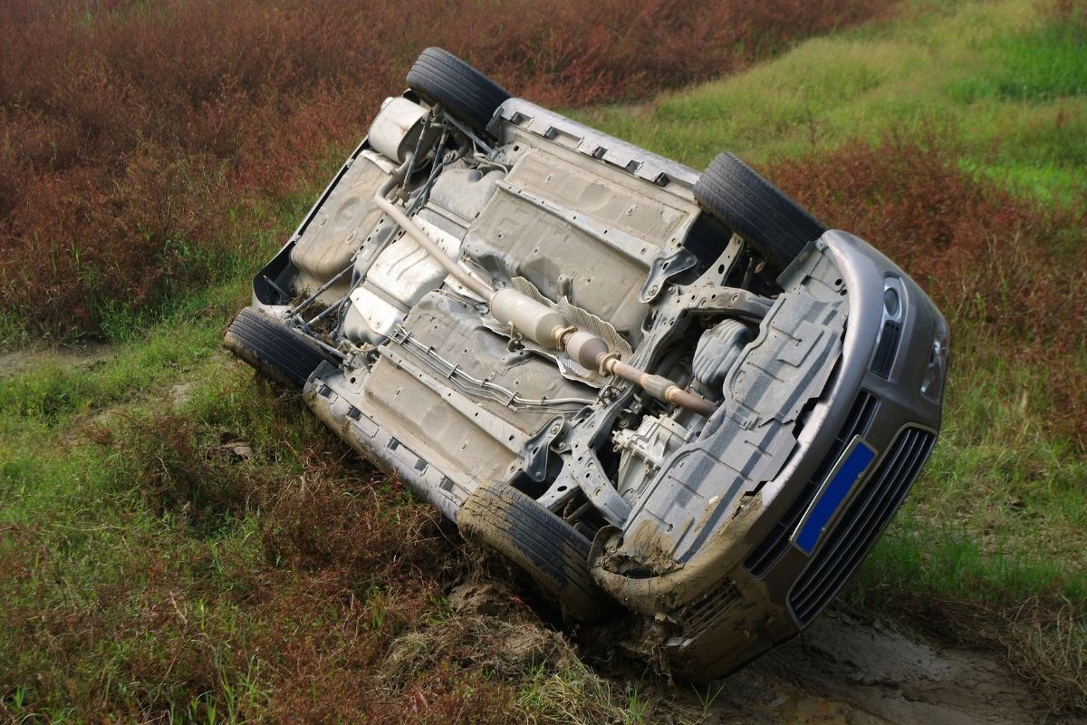 Carro perde o controle e capota