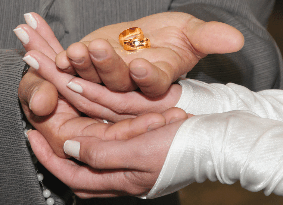 Casal mostrando suas alianças de casamento no sonho