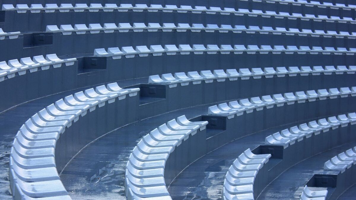 Arquibancada de um estádio.