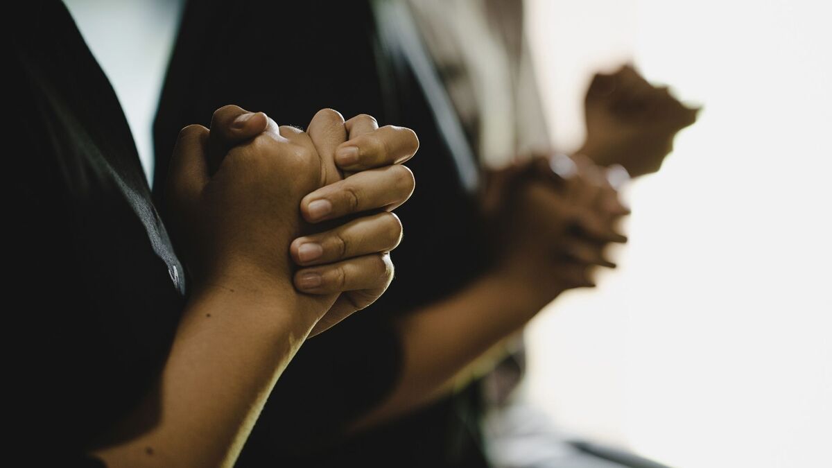 Par de mãos em oração.