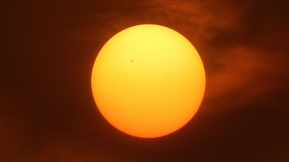 Sol grande e amarelo.