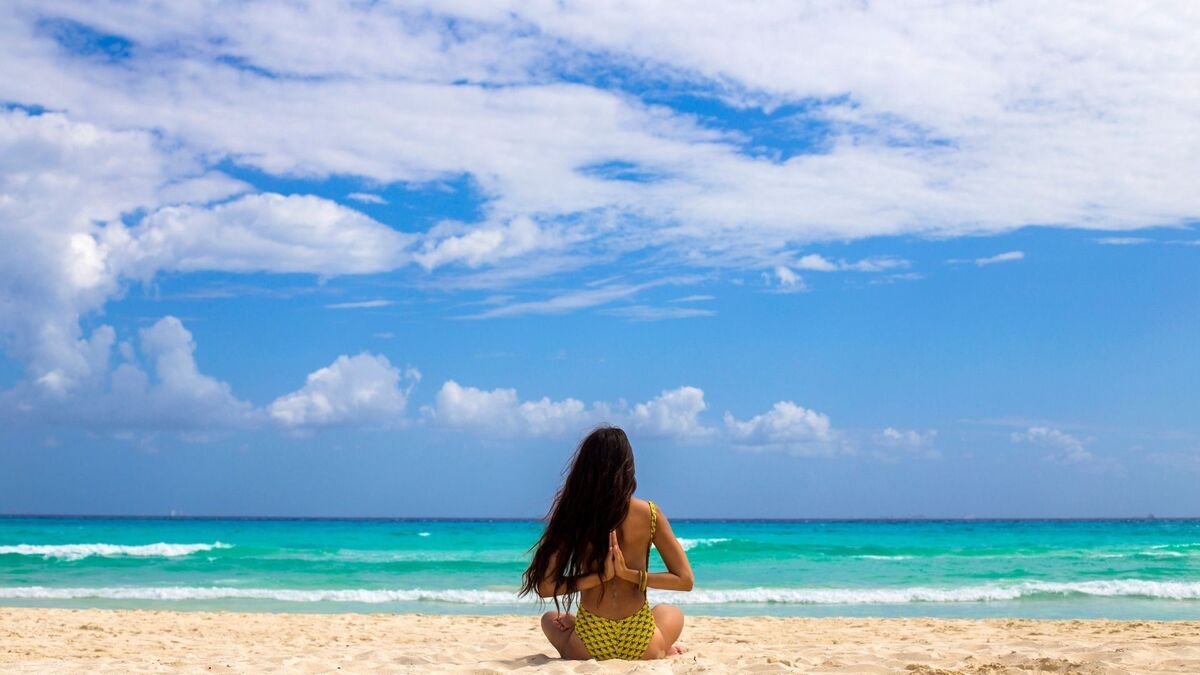 Mulher sozinha na praia.