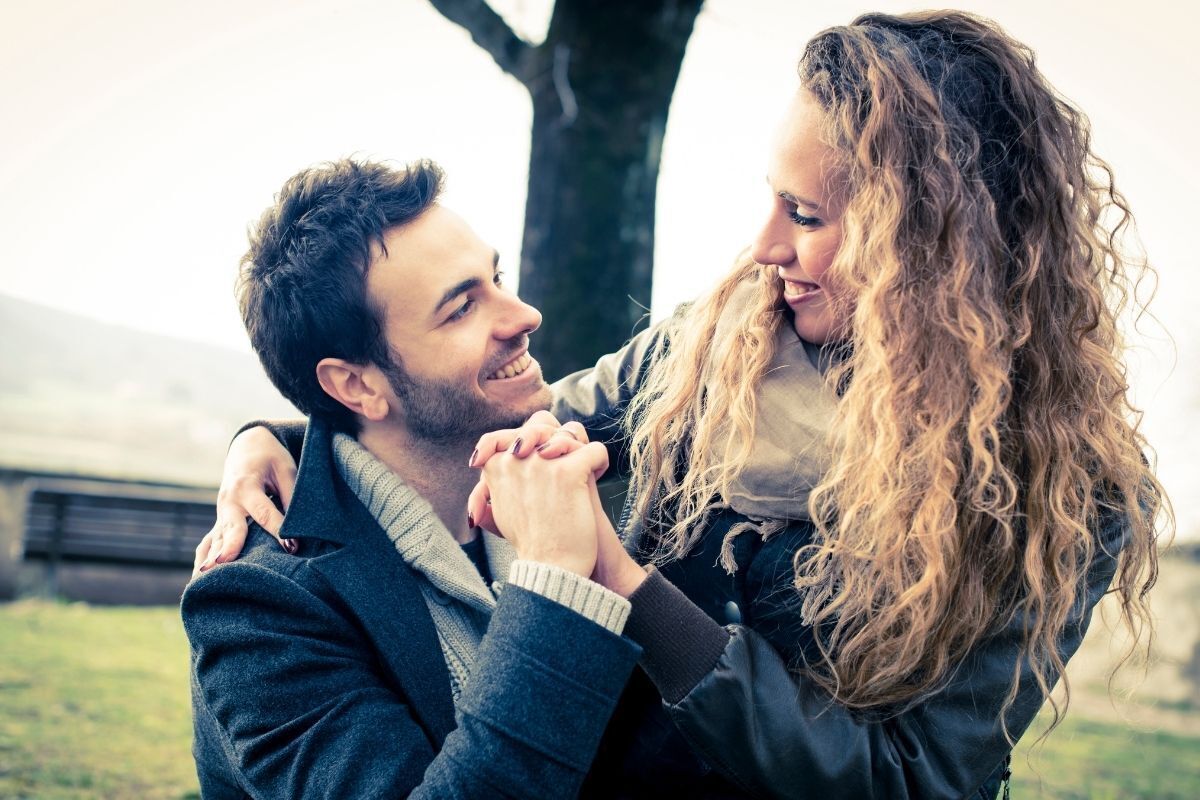 Casal apaixonado de mãos dadas