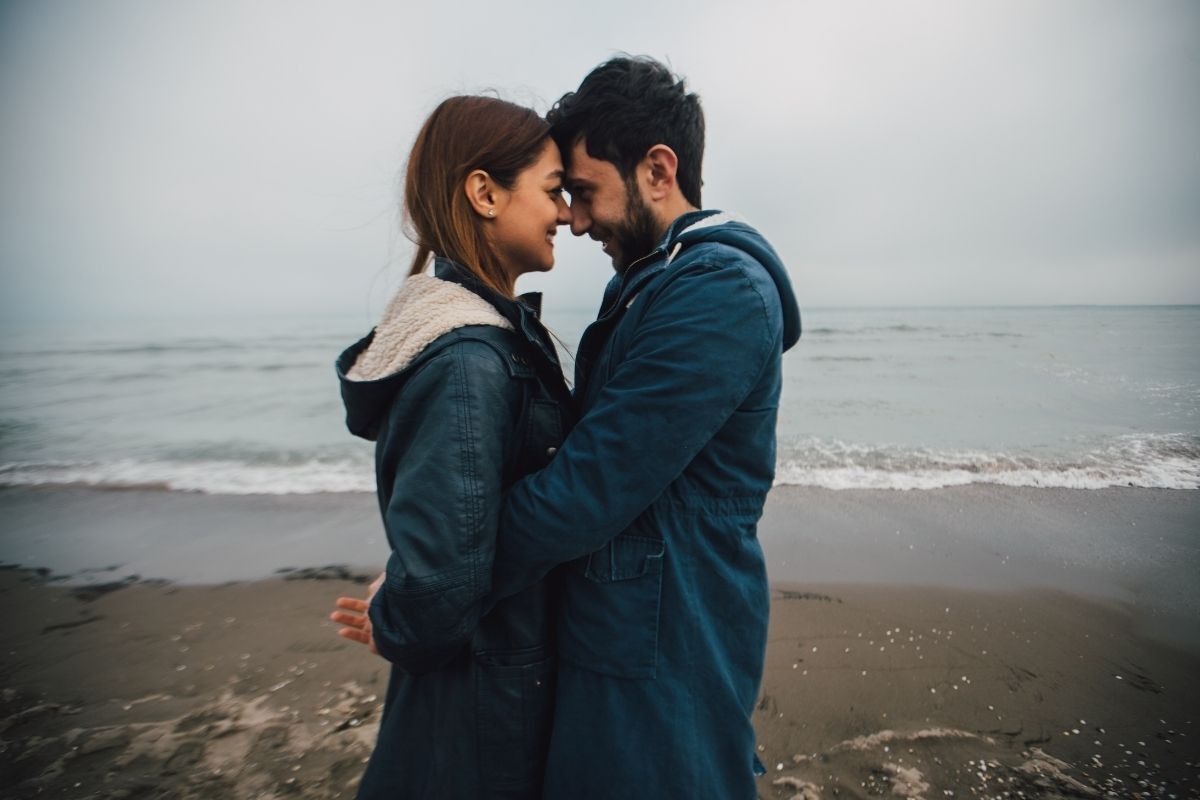 Casal abraçado na praia