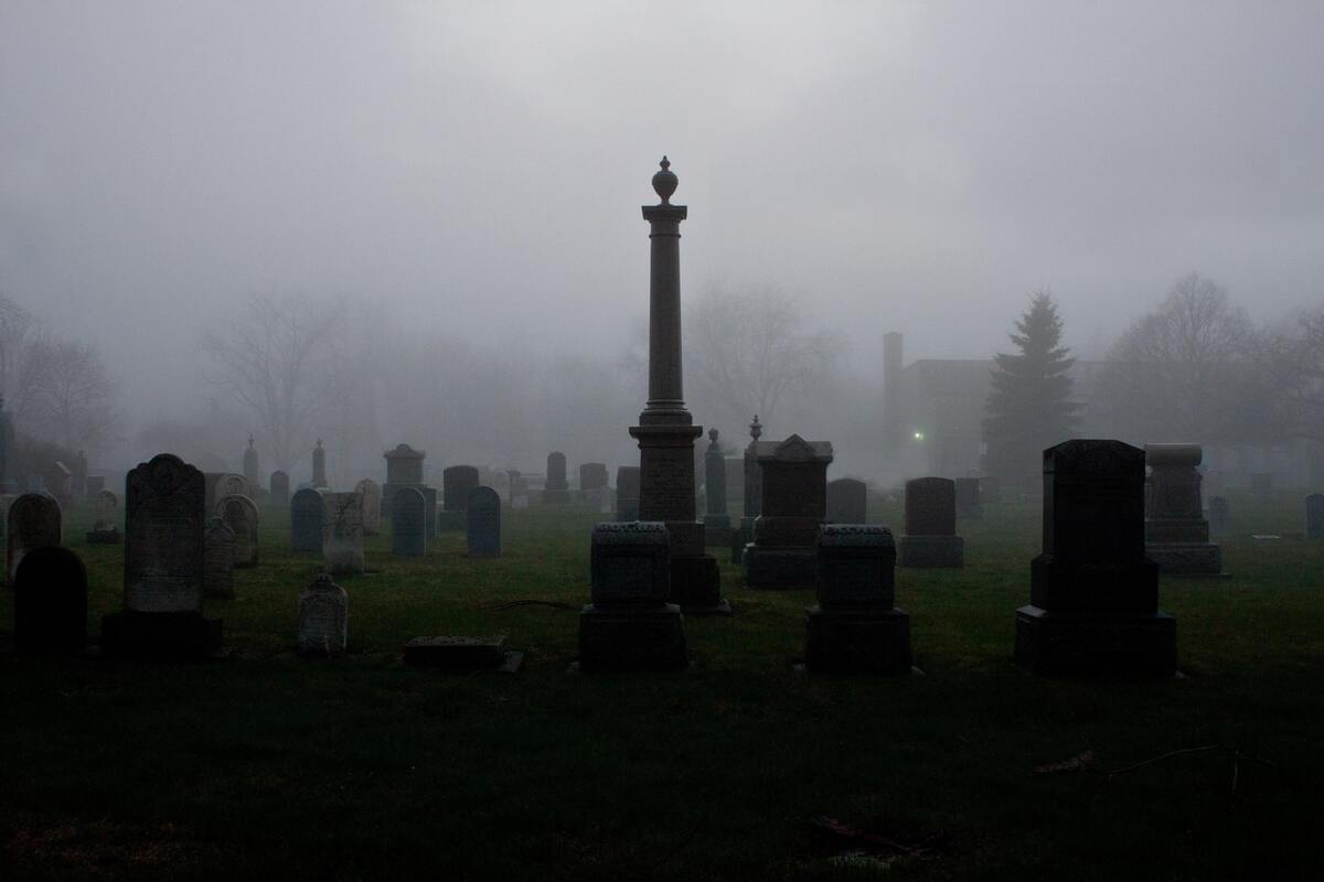 Cemitério com neblina.