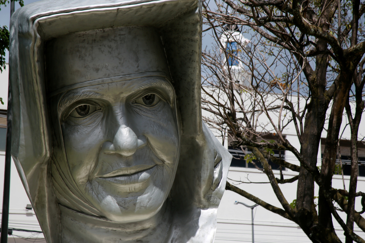 Estátua de Santa Dulce dos Pobres.