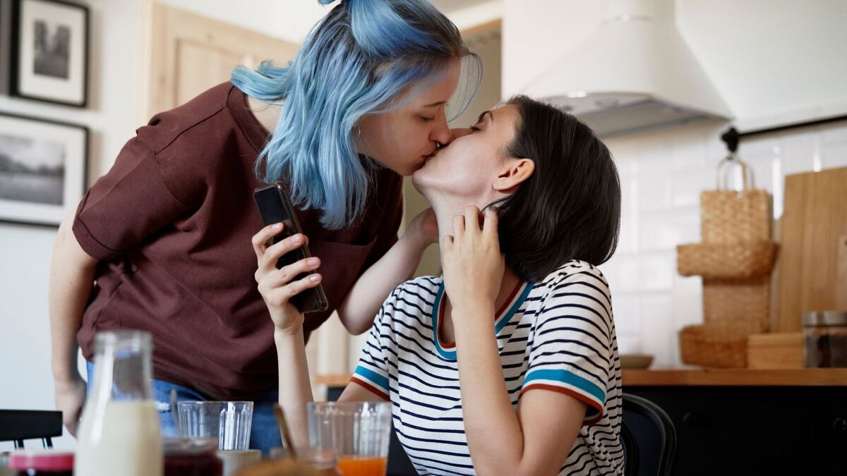 Casal de mulheres se beijando.