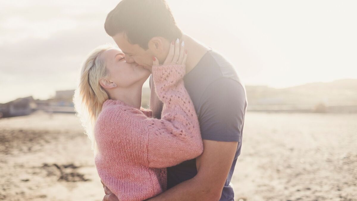 Homem beijando uma mulher.