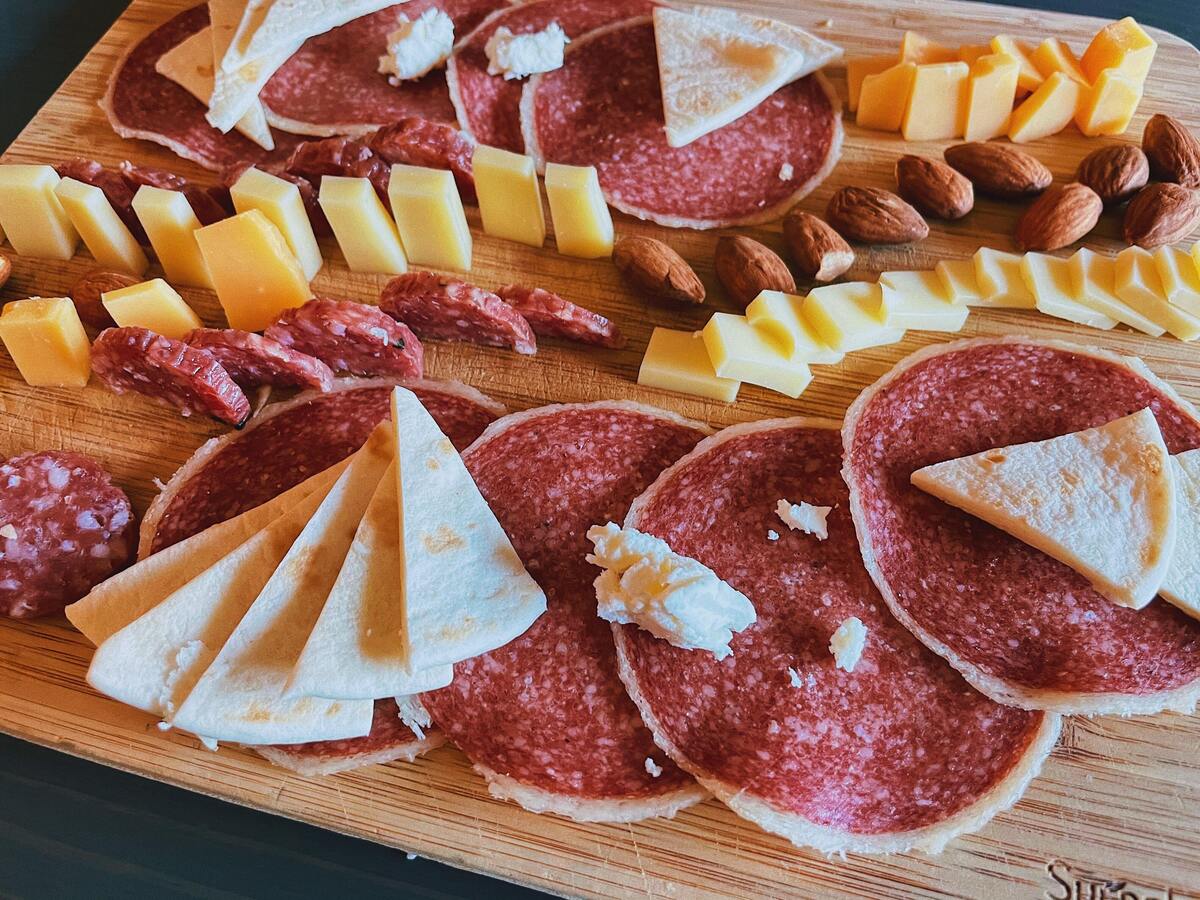 Salame cortado em uma tábua. 