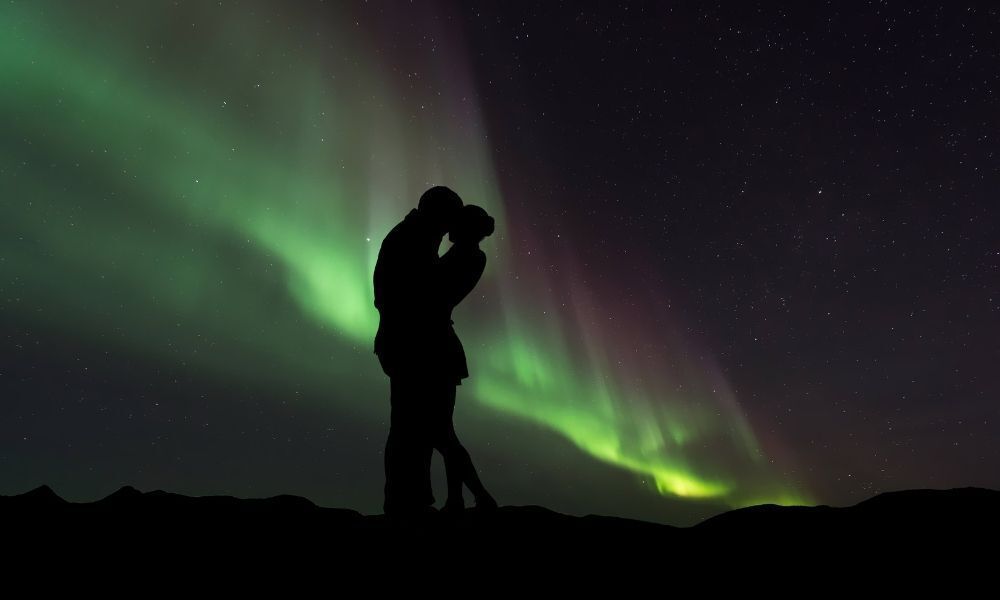 Casal se beijando na noite.