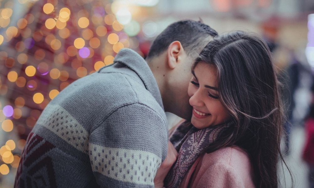 Casal abraçado e sorrindo.