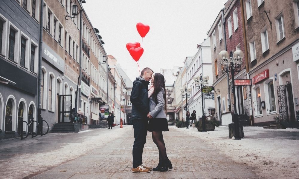 Casal se beijando na rua.