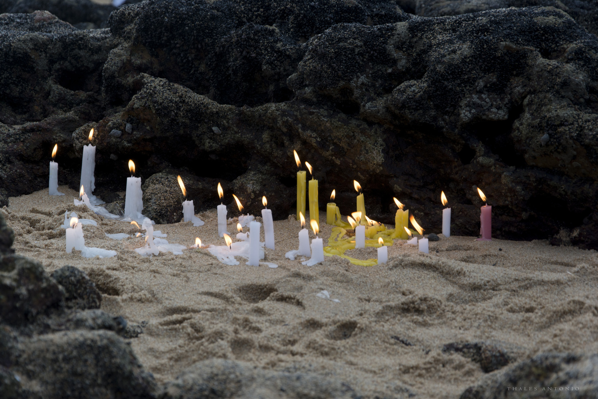 Velas acesas para oferenda a Oxóssi.