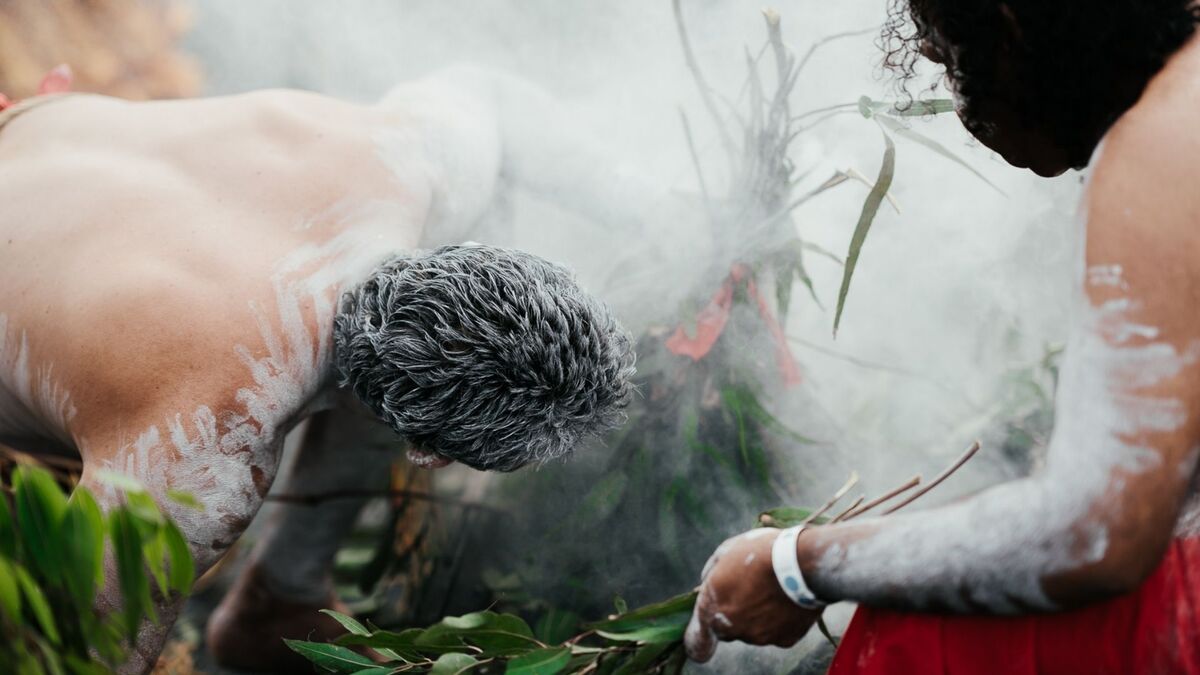 Ritual com fumaça.