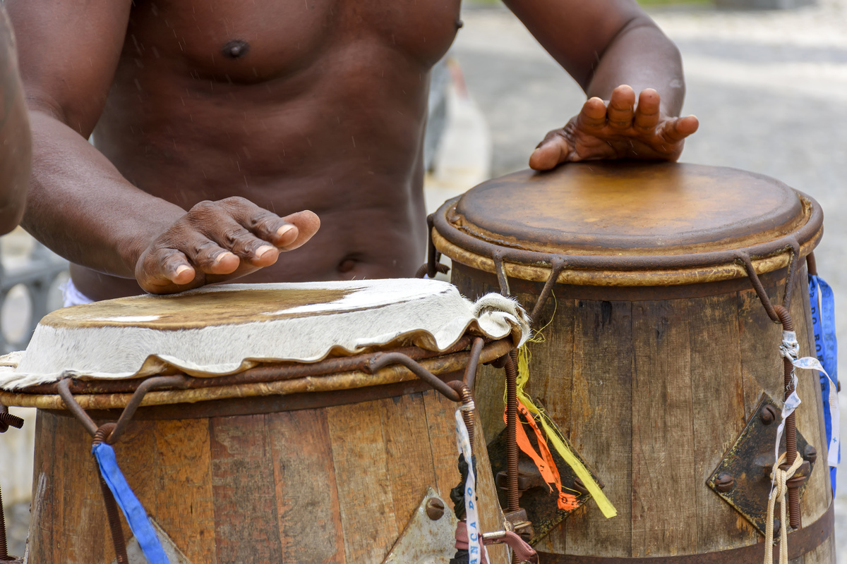 Homem tocando tambor.