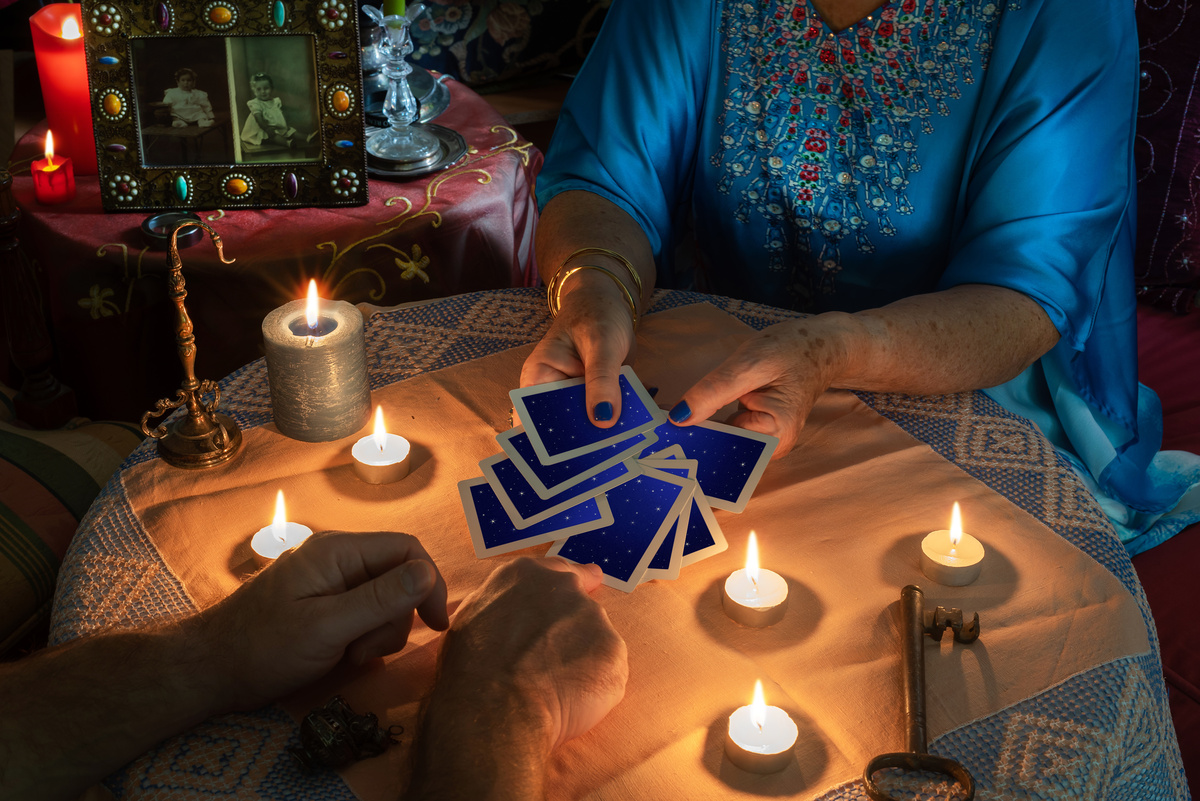 Mulher segurando cartas do baralho.