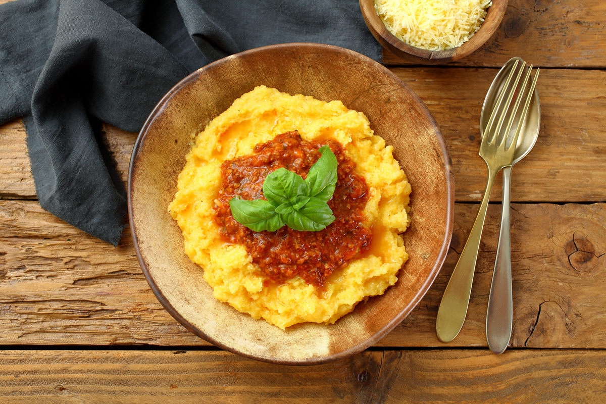 Prato com polenta e carne.