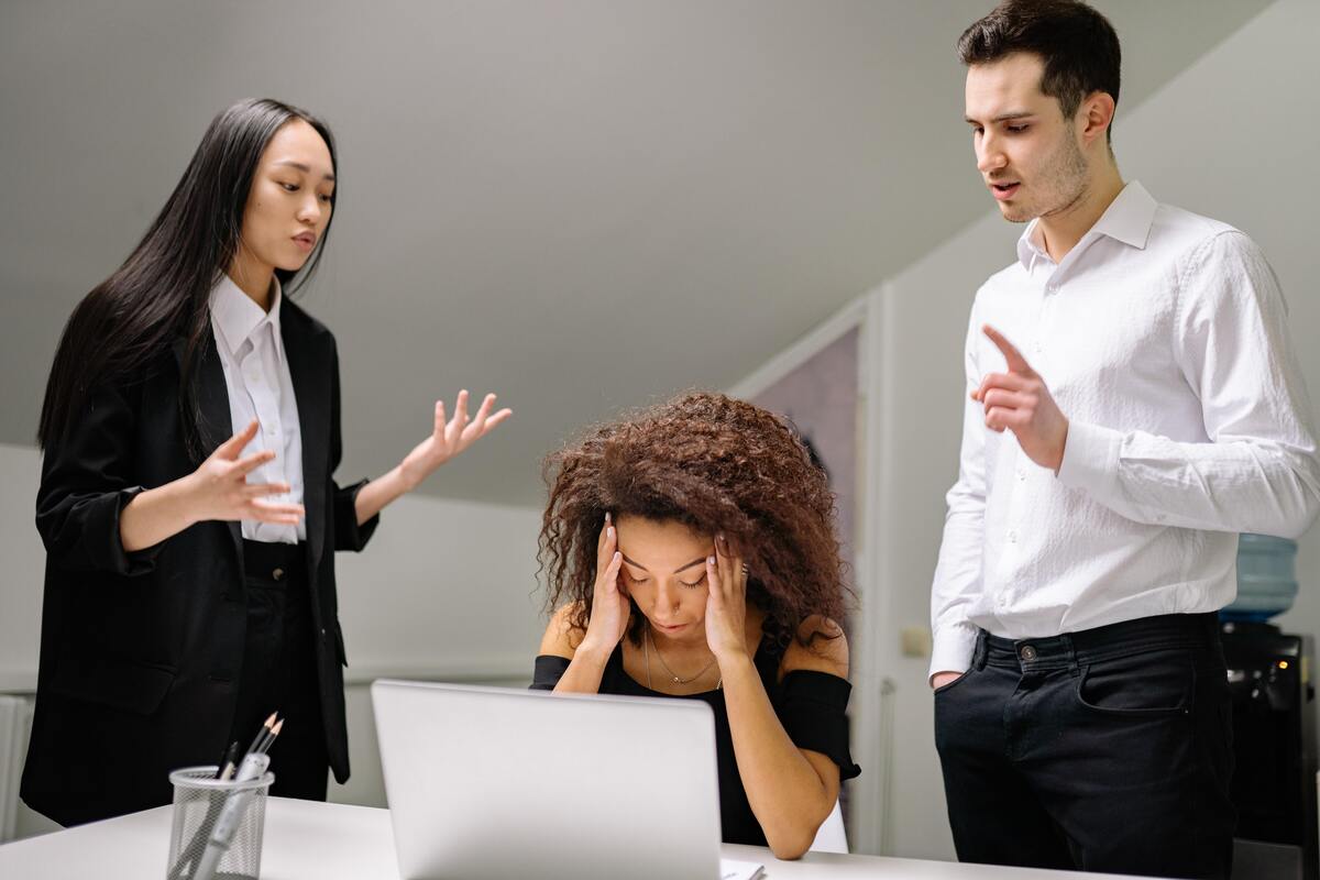 Mulher sofrendo assédio no trabalho