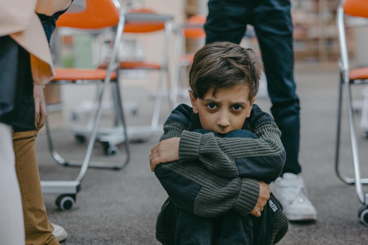 Menino sofrendo assédio na escola