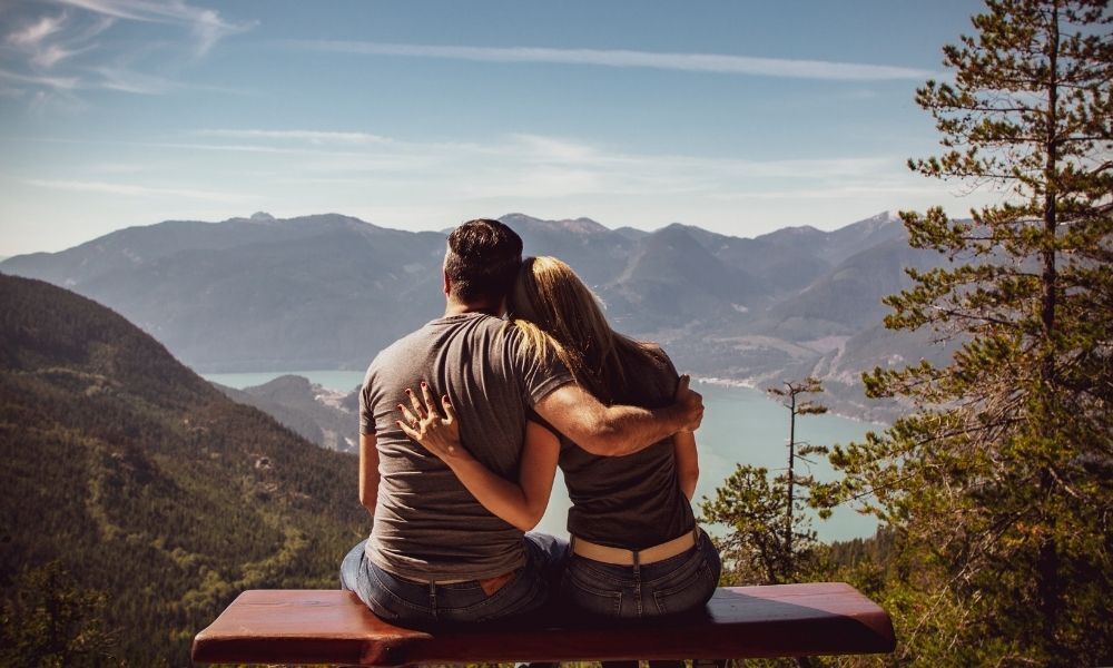 Casal abraçado na natureza.