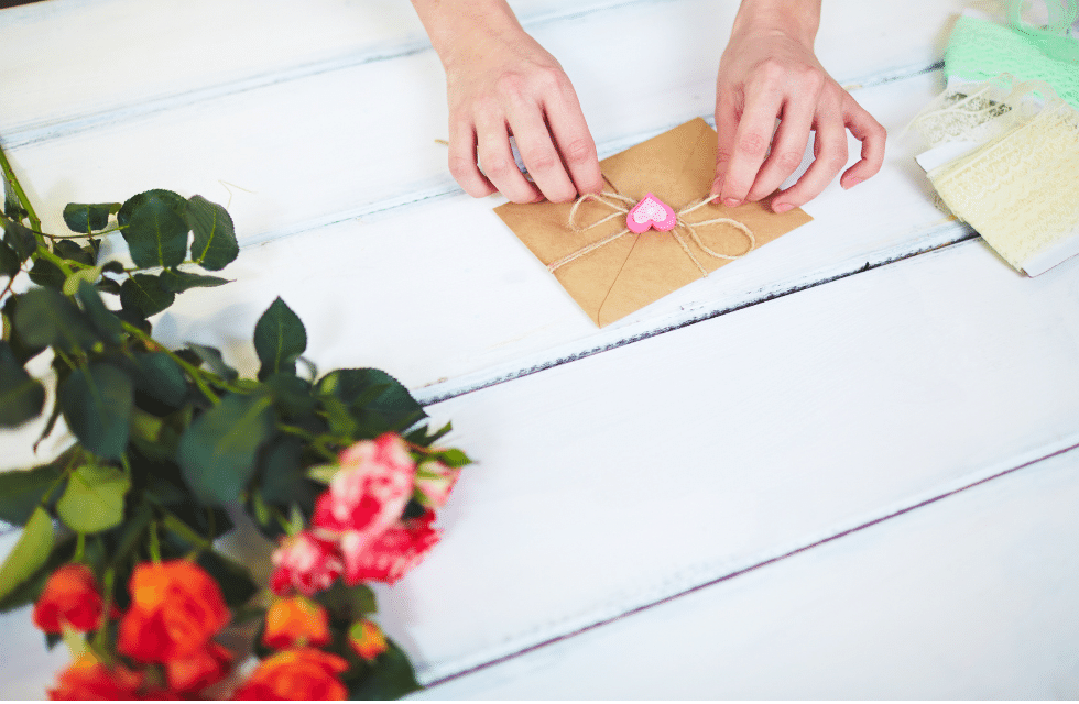 Carta de amor com flores para uma amarração amorosa