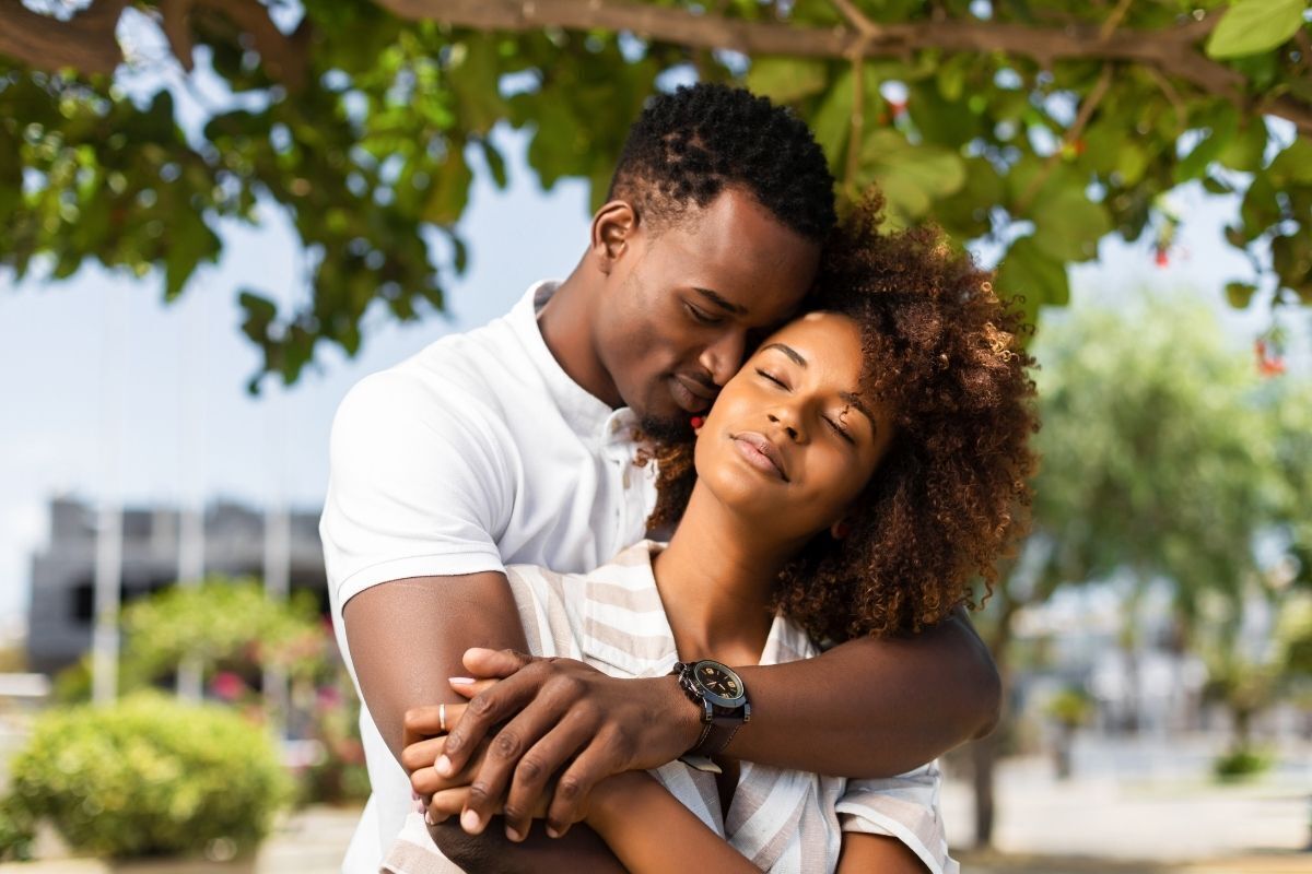 Casal se abraçando com felicidade